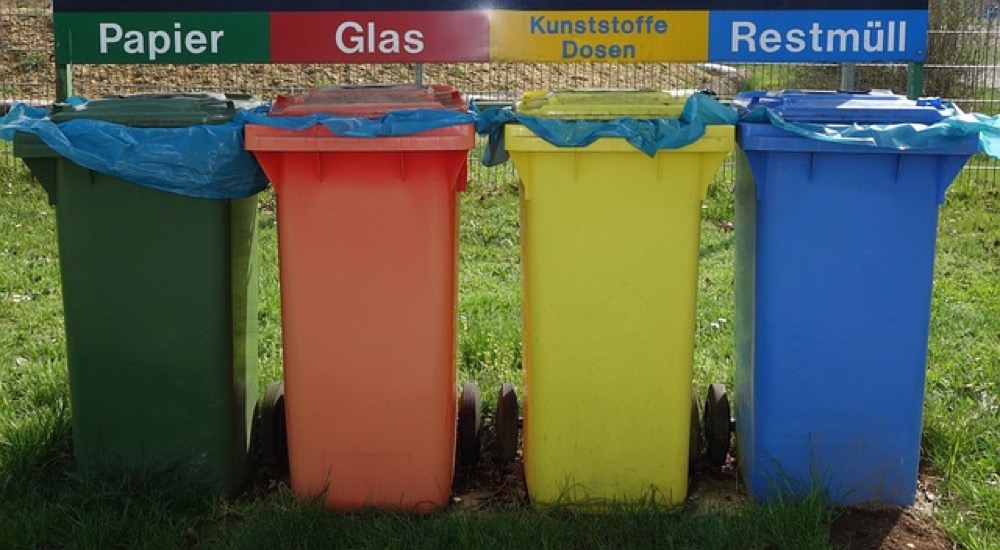 Posegregowane materiały do recyklingu w firmowej strefie odpadów