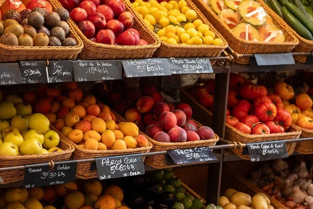 Zestawienie lokalnych produktów na drewnianych regałach w sklepie miejskim