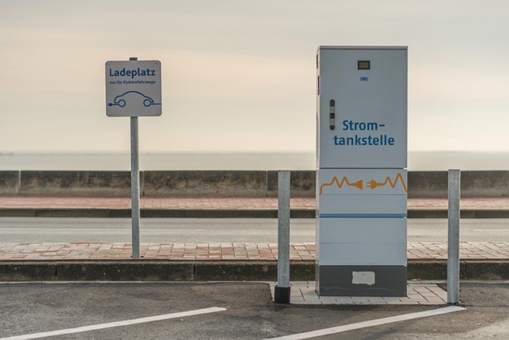 Stacja ładowania samochodów elektrycznych na firmowym parkingu